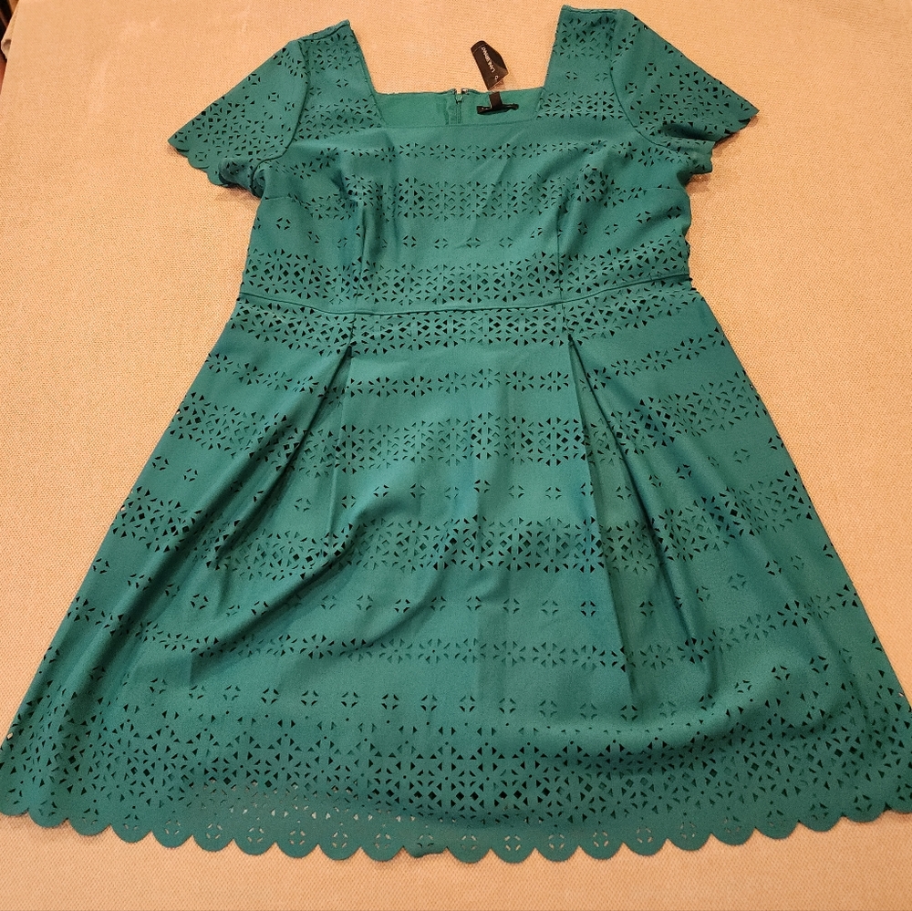 NWT Lane Bryant Green Ponte Laser Cut Short Sleeve Knee Length Dress Size 20 2X